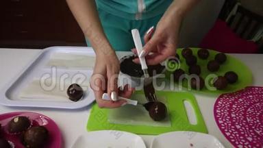 一个女人躺在巧克力海绵蛋糕的表面球上。 上面洒满了。 做一个土豆蛋糕。 盘子旁边是蛋糕的空白