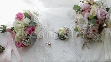 美丽的婚礼花束与白色窗帘上靠近窗户的结婚戒指放在一起