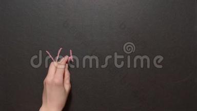 停止病毒。 一只左手用红色粉笔<strong>在黑板上写字</strong>