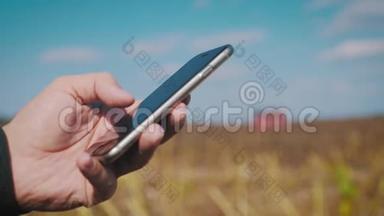 智慧农业技术.. 男人在农场使用智能手机，用技术预测未来