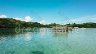 卡拉莫恩群岛的曼拉维·桑德巴尔浮动别墅。 一个有漂浮的裤裆的泻湖，俯视。