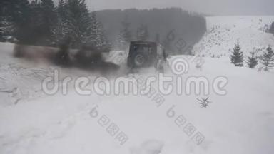 烟雾缭绕的越野车在<strong>深山</strong>的大雪中行驶