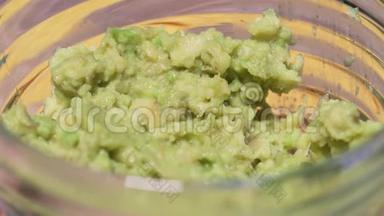 派对小吃-墨西哥玉米片蘸瓜卡莫尔。 新鲜健康素菜生蔬菜特写