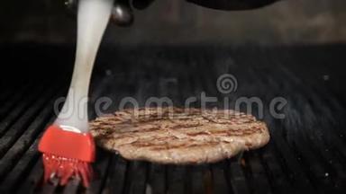 带火的慢动作食物视频.. 烤火烧烤架上烤制的<strong>汉堡</strong>肉。 燃烧的火焰和多汁的<strong>牛排</strong>