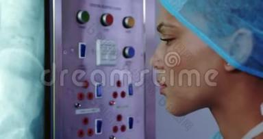 美籍非裔女医生在医院检查灯箱X光报告的特写