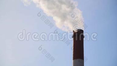 管道<strong>烟雾</strong>：工业生产、工厂、空气<strong>污染</strong>密集的浓烟来自工业用红白相间的管道：鸟`的视野