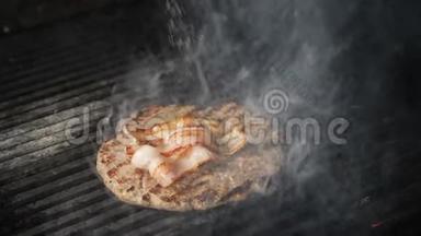 为汉堡煮牛肉和猪肉馅饼。 蒸汽上升了。 慢动作。 烧烤炉上烧烤肉串