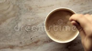 早晨的咖啡杯，牛奶放在大理石石板上，热饮放在桌子上，上面的<strong>食物图片</strong>和食谱