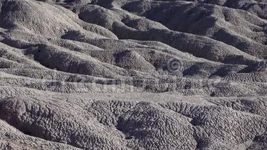 在阳光明媚的日子里画的沙漠。 不同的<strong>沉积</strong>岩和粘土被水冲走。 美国石化森林国家公园，