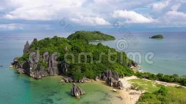 自然景观：沙质热带海滩，海水清澈。 菲律宾卡拉莫安岛的岩石和热带海滩