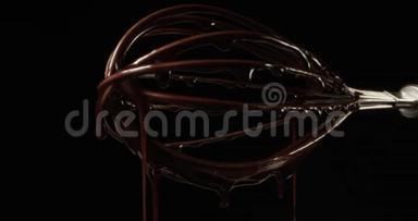 红黑背景下的热巧克力融化与浸泡