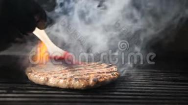 烤火烧烤架上烤制的汉堡肉。 特写镜头。 休闲酒吧或餐馆的不健康美味汉堡