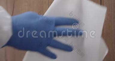 门把手消毒喷雾洗手液和纸巾在手套和<strong>保护套</strong>从冠状病毒Covid-19注射