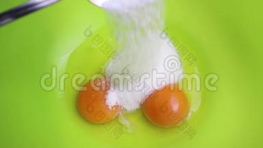 把糖果糖倒进蛋黄上的碗里。把鸡蛋混合物中的糖放在一个塑料碗里。m的过程