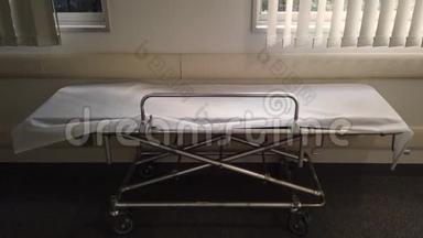 东京一家日本医院走廊里一个带白色床单的空金属担架的倾斜视频