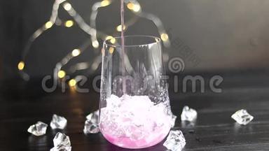 闪闪<strong>发亮</strong>的覆盆子饮料。 两个杯子里的香槟放在一张有冰的木桌上。 在花和花环后面。