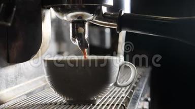 <strong>咖啡吧</strong>台的咖啡师。 咖啡机里的浓缩咖啡准备。 白汽升腾起来.. 慢动作录像。 咖啡
