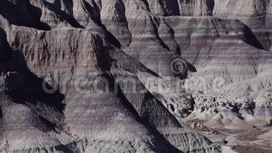 在阳光明媚的日子里画的沙漠。 不同的<strong>沉积岩</strong>和粘土被水冲走。 美国石化森林国家公园，