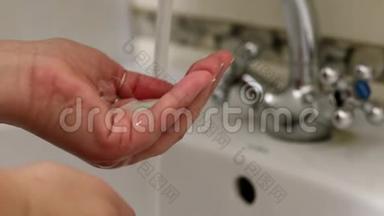 女人用肥皂，在水龙头下洗手。 预防病毒，冠状病毒.. 卫生理念手细..