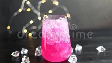 闪闪<strong>发亮</strong>的覆盆子饮料。 两个杯子里的香槟放在一张有冰的木桌上。 为了花和花环。