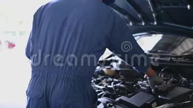 汽车修理工蓝制服汽车修理厂修理汽车发动机的检查与诊断背景