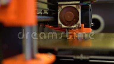 自动三维打印机执行产品创建。 现代3D打印或添加剂制造和机器人