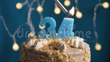 生日蛋糕，蓝色背景上有34支<strong>蜡烛</strong>。 <strong>蜡烛</strong>吹灭了。 慢动作和特写