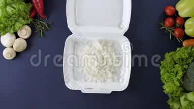 用发泡胶盒包装外卖食品.. 新鲜外卖套餐，包括米饭和蔬菜