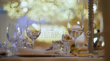 精美的桌子上摆着玻璃、酒杯和精美的餐具