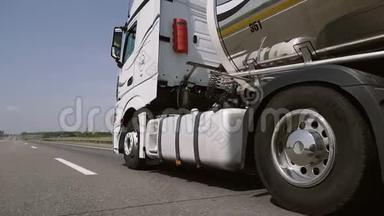 <strong>加油</strong>机，油车，<strong>高</strong>速公路上的卡车。 <strong>高</strong>速公路上的超速卡车。