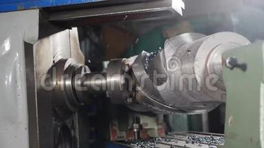工业生产，<strong>锁匠</strong>产业理念.. 砂轮在缓慢运动中产生火花。 金属研磨机