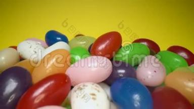 一堆美味的彩色咀嚼糖果背景。 黄色背景的彩色糖果