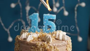 生日蛋糕，蓝色背景上有15支<strong>蜡烛</strong>。 <strong>蜡烛</strong>吹灭了。 慢动作和特写