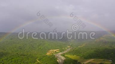 彩虹在一个山谷，雨后，俯视..