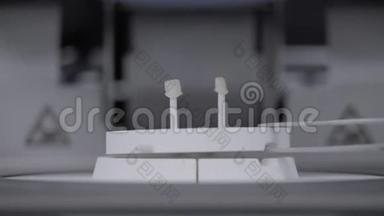 牙科诊所高温烘箱中的人工牙。 牙科技师在特殊炉中烤瓷牙