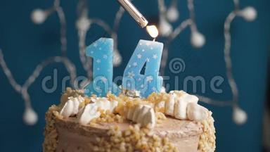<strong>生日蛋糕</strong>，14个<strong>数字</strong>燃烧蜡烛，由打火机在蓝色的背景。 蜡烛被点燃了。 慢速运动和特写镜头