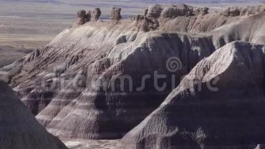 在阳光明媚的日子里画的沙漠。 不同的沉积岩和粘土被水冲走。 美国石化森林国家公园，