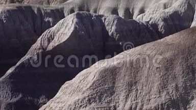 在阳光明媚的日子里画的沙漠。 不同的沉积岩和粘土被水冲走。 美国石化森林国家公园，