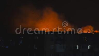 乌克兰，夜火城中，映衬着一座房子的轮廓.. 火灾和火灾