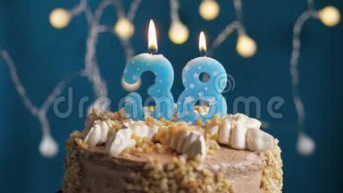 生日蛋糕，<strong>蓝色</strong>背景上有<strong>38</strong>个数字蜡烛。 蜡烛吹灭了。 慢动作和特写