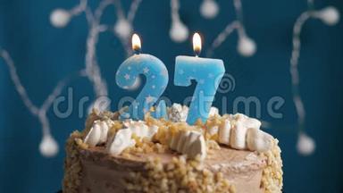 生日蛋糕，蓝色背景上有27支<strong>蜡烛</strong>。 <strong>蜡烛</strong>吹灭了。 慢动作和特写