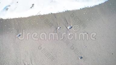 沙滩上的卵石和海岸上的<strong>海潮</strong>