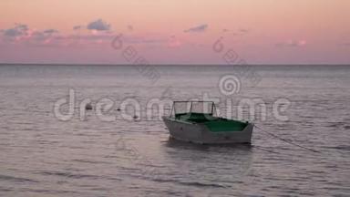 日落时分，渔船在码头靠岸停靠. 水上游艇，背景是五彩缤纷的晚霞
