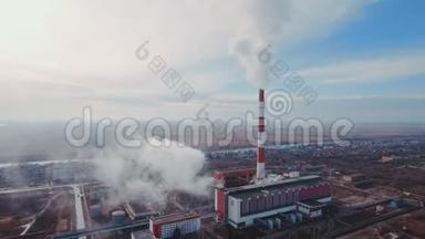 有烟管道：工业生产、厂房、<strong>大气污染</strong>。从鸟瞰工业管道冒出浓烟
