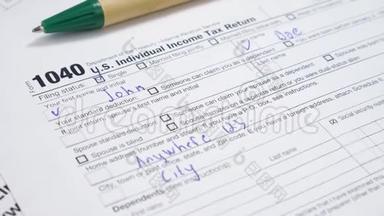 国税局1040美国税单和绿笔