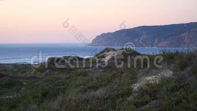 普拉亚，金秋海滩沙丘和日落时的海岸线