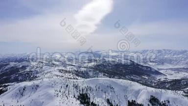 4K空中视频的森林和山脉覆盖雪。 土耳其的金牛山。