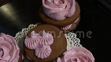 由巧克力面团和蓝莓棉花糖制成的棉花糖三明治。 以玫瑰的形式出现.. 安装在旋转的乙烯基上