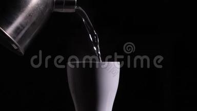 4热<strong>开水</strong>从金属水壶<strong>倒</strong>入白色陶瓷杯或黑色背景上的杯子。
