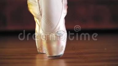 芭蕾脚尖鞋使舞蹈<strong>动作</strong>。训练中的<strong>芭蕾舞</strong>演员。慢<strong>动作</strong>。特写。